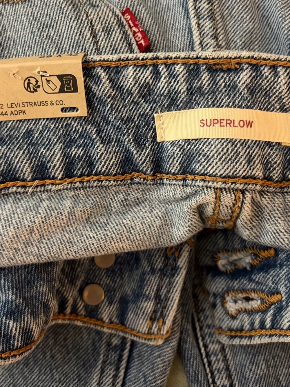 New w/Tags Women’s Levi’s Distressed “Superlow Loose” Jeans, Size 28x32 - Picture 4 of 8